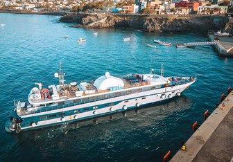 Harmony G Yacht Charter in Santorini