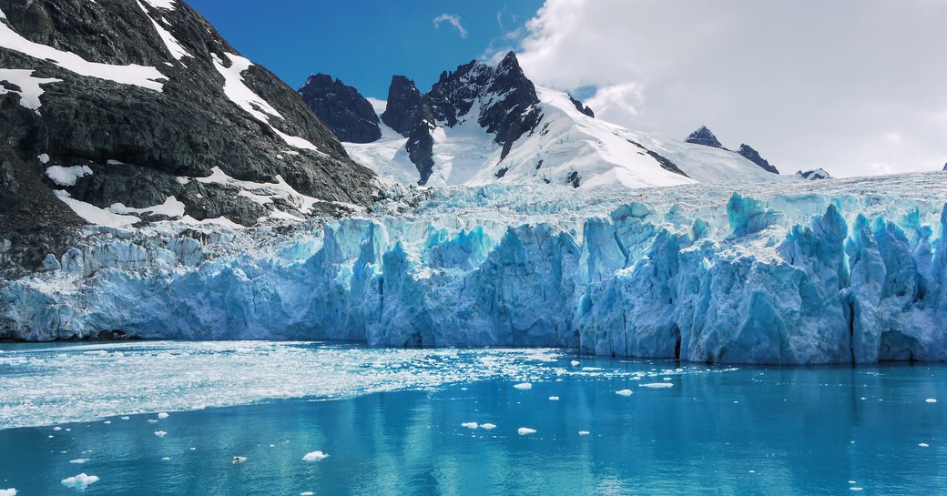 Mountains and glaciers in Antartica